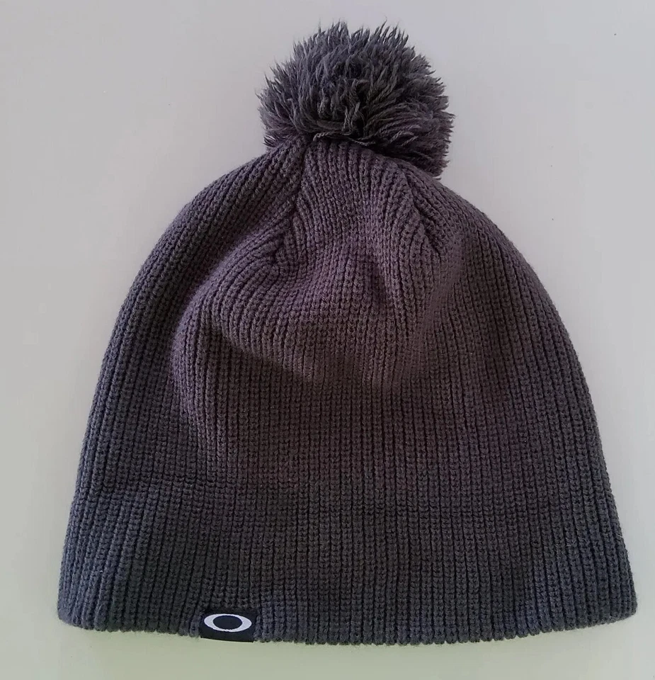 Gorra de invierno Oakley Pom Pom tejida gris talla única para la mayoría de las mujeres logotipo "O" usada en excelente estado Foto 4 de 4
