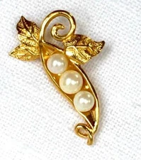 Cute Bright Gold Tone Pea Pod w Faux Pearls Lapel Pin Brooch
