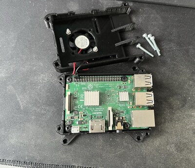 Raspberry Pi 3 Model B V1.2 mit Case, Lüfter, Breadboard, Steckkabeln und LEDs
