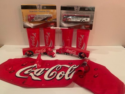 COCA COLA Werbeartikel - 2x Truck, 4x Cola Becher, 1x Dauerschreiber, 2x TEAMBUS