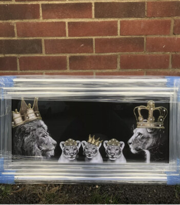 LÖWENSTOLZ DER FAMILIE LIQUID ART CHROMRAHMEN KÖNIG KÖNIGIN UND JUNGEN 85X45cm
