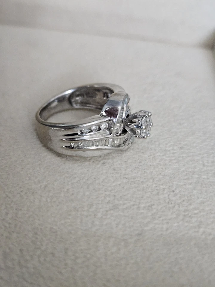 Anillo de diamantes de oro blanco macizo de 10K corte baguette redondo natural talla 6, 6 gr Foto 3 de 4