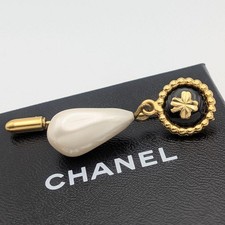 CHANEL Vintage Clover Pearl Lapel Pin Black Enamel Metal Fake Pearl Used