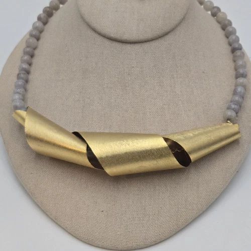 VETEMENTS Collana girocollo geometrica Trendy OS quarzo spirale tono oro satinato nastro metallo