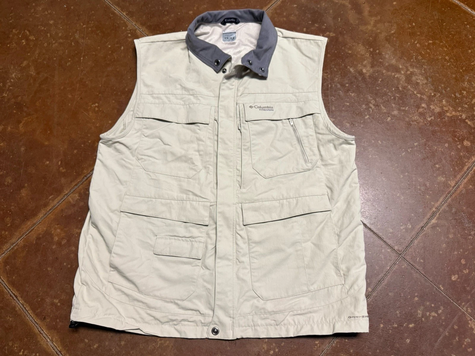 Columbia Titanium Men’s Athleisure Vest Size Large Khaki Outdoors Fishing READ