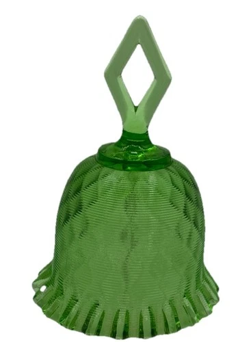 Vtg Fenton Art Glass Springtime Green Threaded Diamond Optic Bell Ruffled Classy