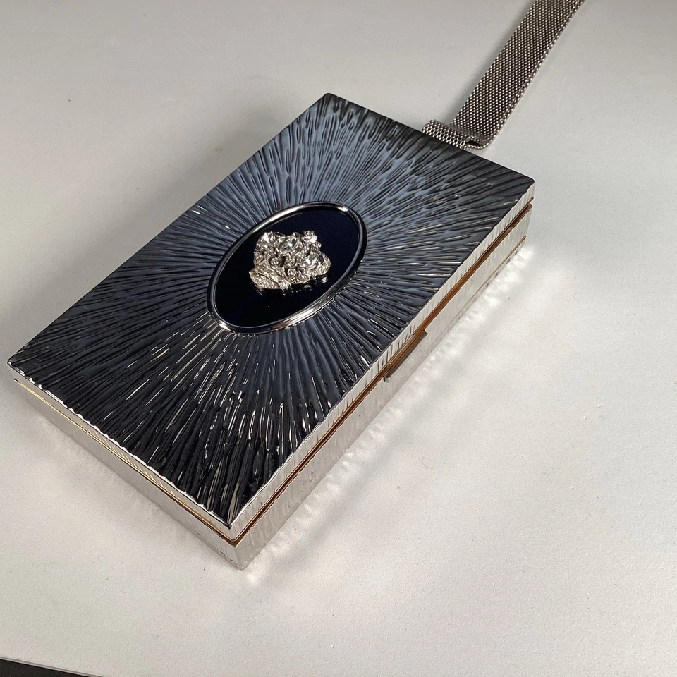 Bolsa de pulso Evans Elegance maquiagem compacta tom prata vintage com joias com coroa - Imagem 2 de 4