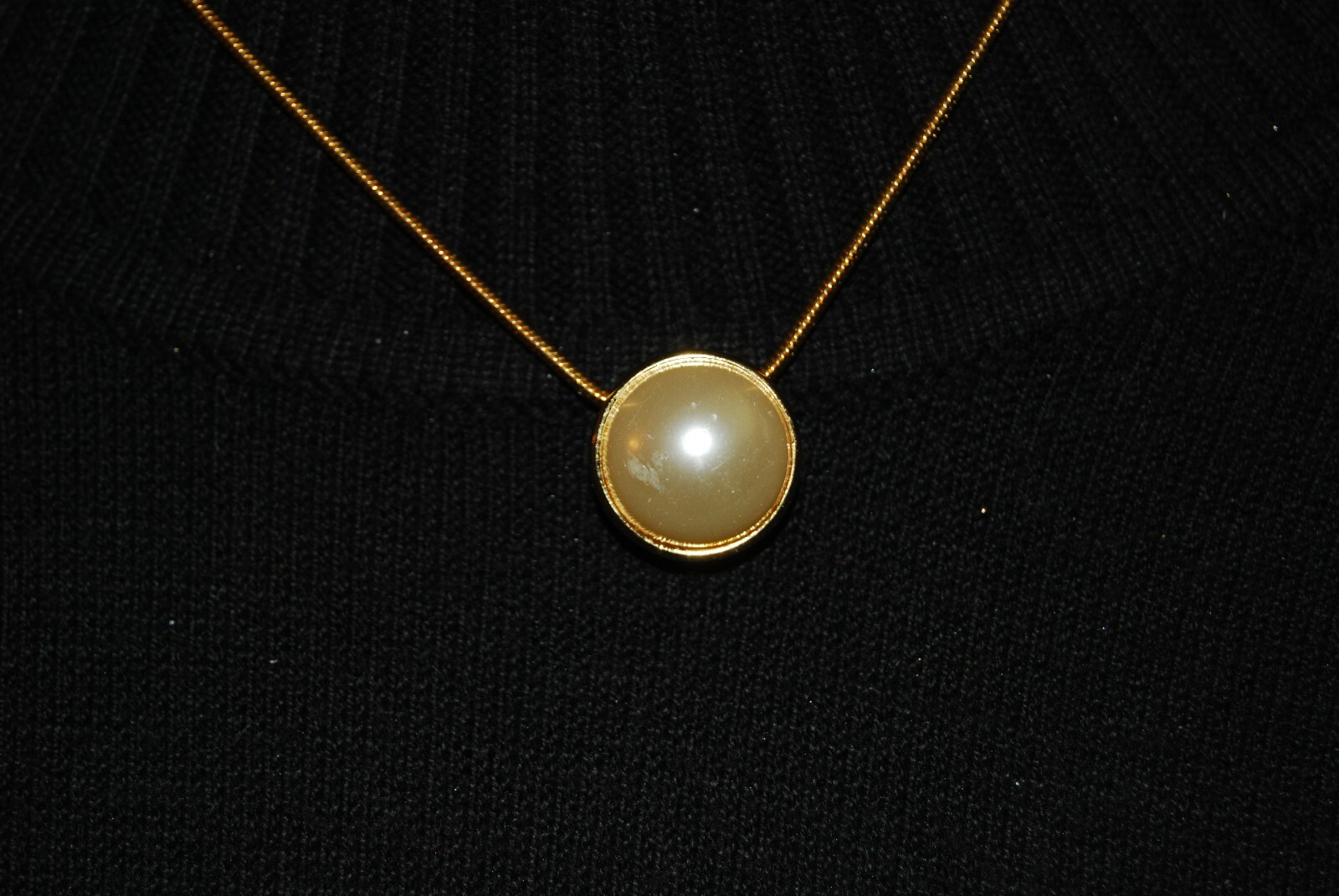 Elegant Vintage Bezel Set Faux Pearl Pendant On Golden Chain Statement Necklace
