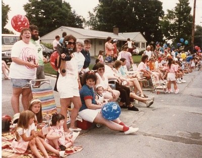 Vtg Found Photo 1990s Parade Crowd Snapshot w/ Balloons