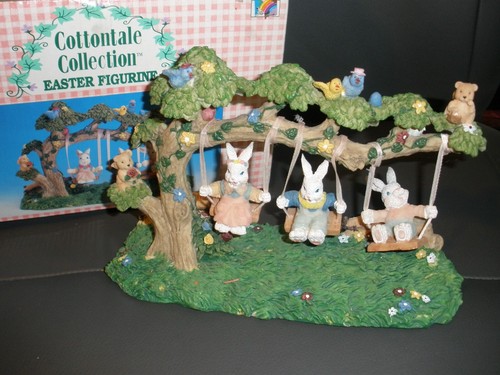 Cottontale Collection Osterfigur im Karton Hasen auf Baumschaukel - Bild 1 von 6