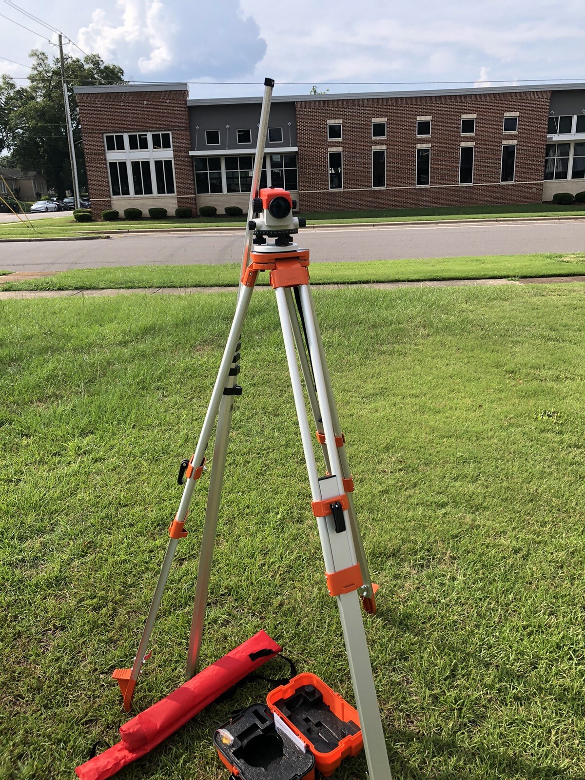 Auto Level Kit Comes Complete With 26X Auto Level, HD Alum. Tripod & 16’ Rod