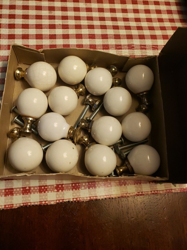 NOS! LOT OF (14) JAYBEE MFG. #5300-03-61 CABINET BALL KNOBS, White 1" DIA. 