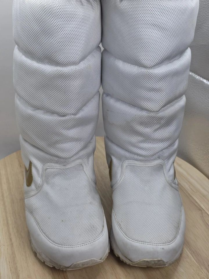 Nike AIR Mid Rise Boots - Womens SIZE 6 - White/Gold Winter Snow Boots - Image 4 of 4