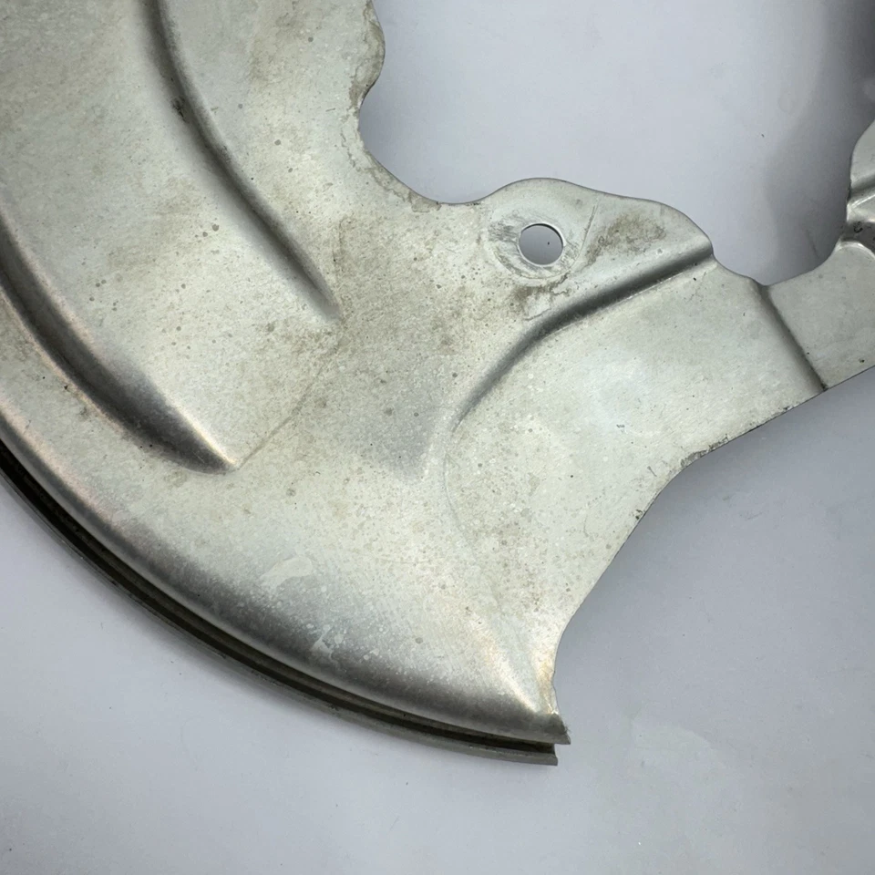 Placa de protección de disco de freno de rueda trasera derecha Volvo S60 2019-2025 OEM Foto 2 de 4