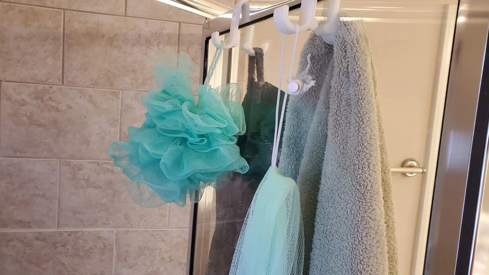 Juego de 2 perchas de toalla de baño blancas para puerta de ducha o gancho lateral sobre vidrio Foto 3 de 4