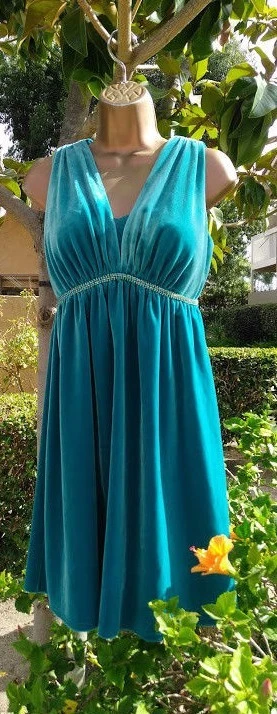 OU DRESS GREEN VELVET GRECIAN EMPIRE WAIST FRONT V NECK FRONT LACE BACK SIZE L - Image 4 of 4