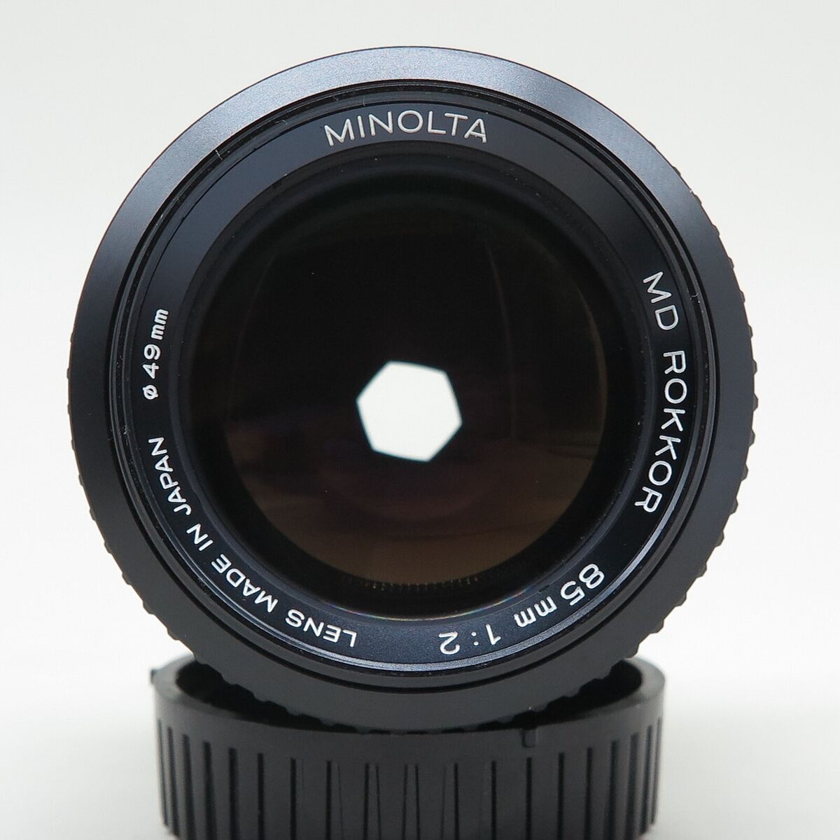 Minolta MD Rokkor 85mm f/2 - Hood - Excellent vintage Minolta MD Rokkor 85mm f/2 - Hood - Excellent vintage