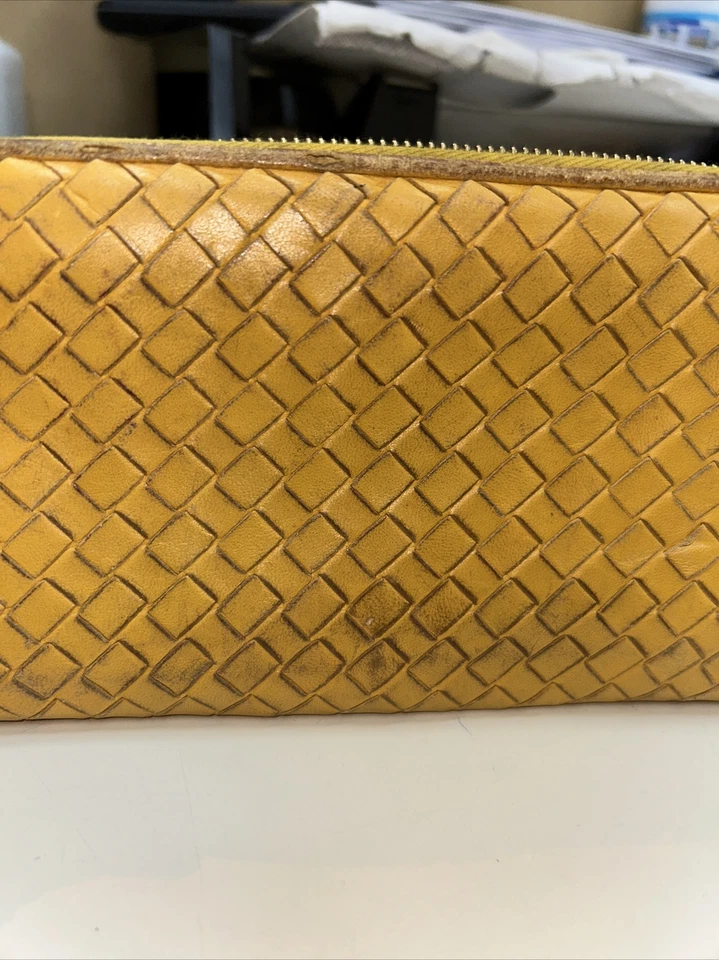 Cartera sin asas Bottega Veneta tejida de cuero amarillo con cremallera alrededor para tarjeta de dinero para mujer” Foto 2 de 4