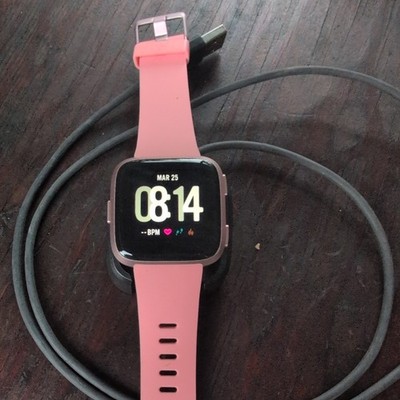 Fitbit Versa FB504 Fitness Smartwatch/charger -Pink