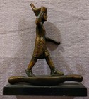 Ägyptische metallene Statue Figur auf Floß, auf Holz Pharaoh/Tut