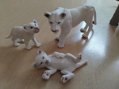 Schleich 42505 Löwenmutter mit Babys  14581 Brachiosaurus  14511 Rehkitz     