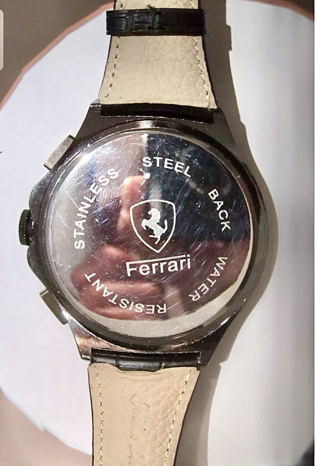 Reloj Ferrari con correa de goma necesita batería Foto 2 de 2