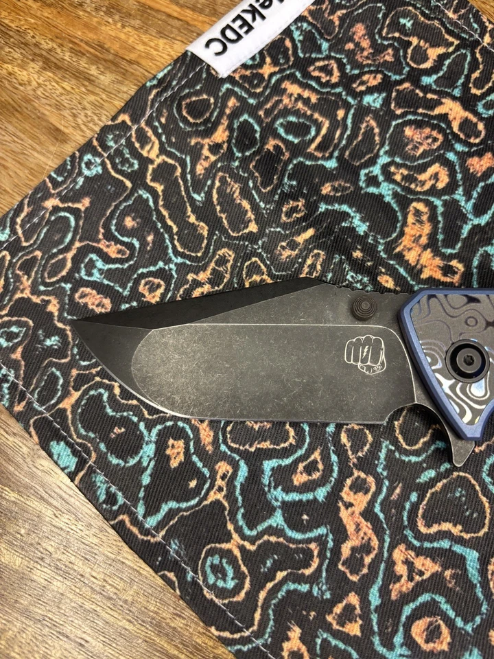 Clip, tachuelas y espaciador Something Obscene Mini J-Cap Timascus Foto 4 de 4