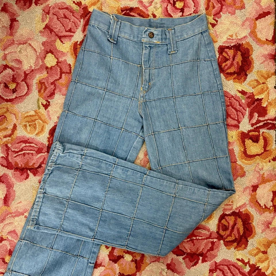 Pantalones de mezclilla acampanados con parte inferior campana retazos hechos a mano vintage de los años 70 para mujer talla 26 Foto 3 de 4