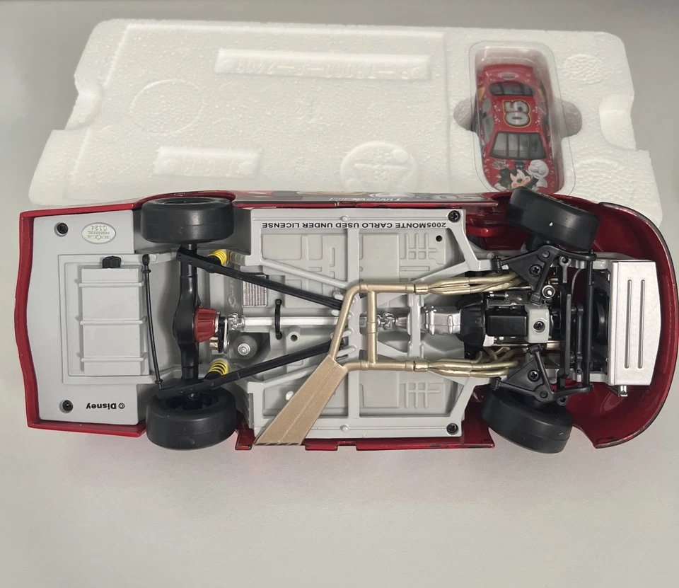 Disney Mickey Mouse 1:24 y 1:64 NASCAR rojo fundido a presión 2005 equipo calibre Monte Carlo Foto 3 de 4