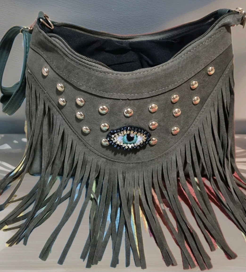Bolso Boho de flecos bohemio color verde caqui con parche ojo verde con strass.