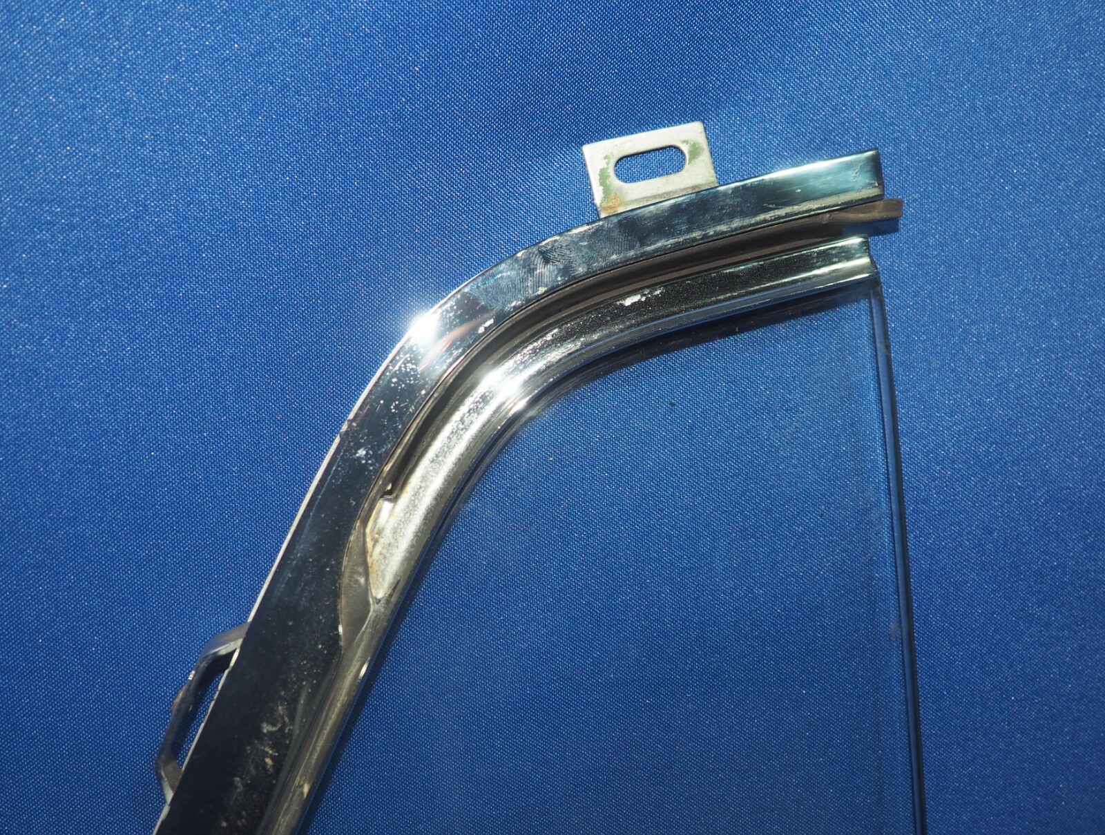 1946-1955 Bentley MkVI R Type Front Left Vent Glass Moveable Window Excellent