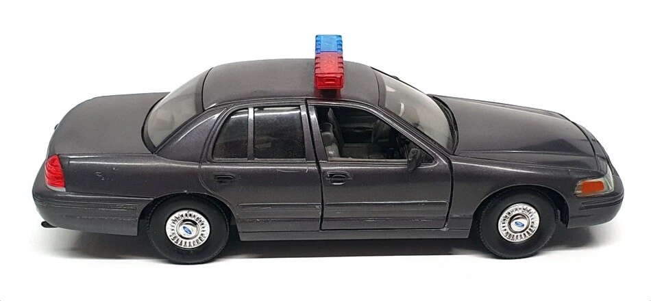 Classic Metal Works 1/24 Scale 2624D - Ford Crown Victoria Police Car - Grey - Image 3 of 4