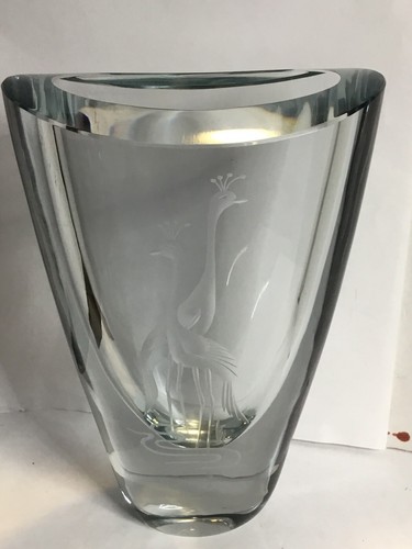 VINTAGE STROMBERG STROMBERGSHYTTAN SWEDEN Etched Peacock CRYSTAL Vase 7.5”