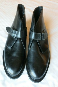 vestido de couro preto com bota