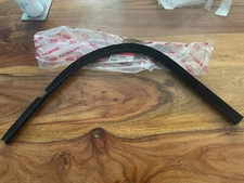 Kia Sportage 10-15 NEW GENUINE RHR door glass inner lower seal 832413W000 10D