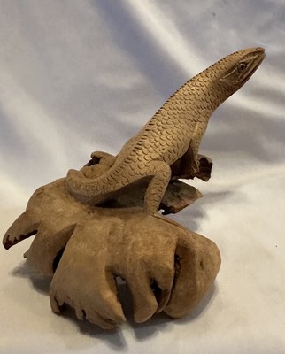Hand Carved Burl Wood  Lizard Reptile Iguana Root Figurine  4x4x2 