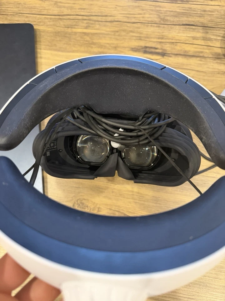 PSVR2 Virtual Reality Gaming Headset and Controller Set - Image 3 of 4