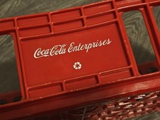 Coca-Cola Enterprises Ancienne caisse/porte-soda en plastique rouge 18,5" x 12" x 4,5"