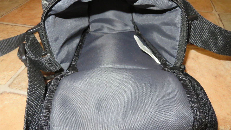 SMALL TAMRAC 3320 CAMERA CASE, GOOD USED CONDITION - Image 3 of 3