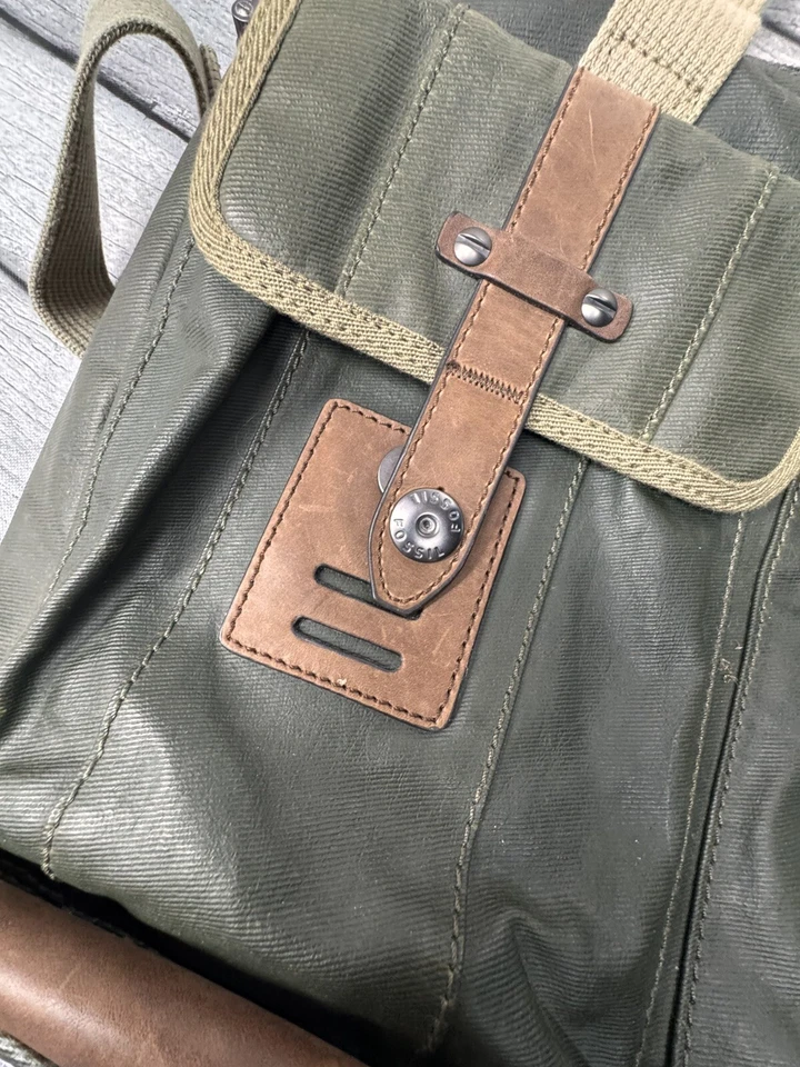 Bolso Mensajero para Laptop Fossil Region Cuero Marrón Lona Recubierta Verde Cremallera Superior Foto 2 de 4