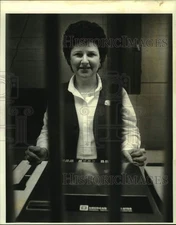 1987 Press Photo Shelia Menard, a mutual clerk at Jefferson Downs - nob83931