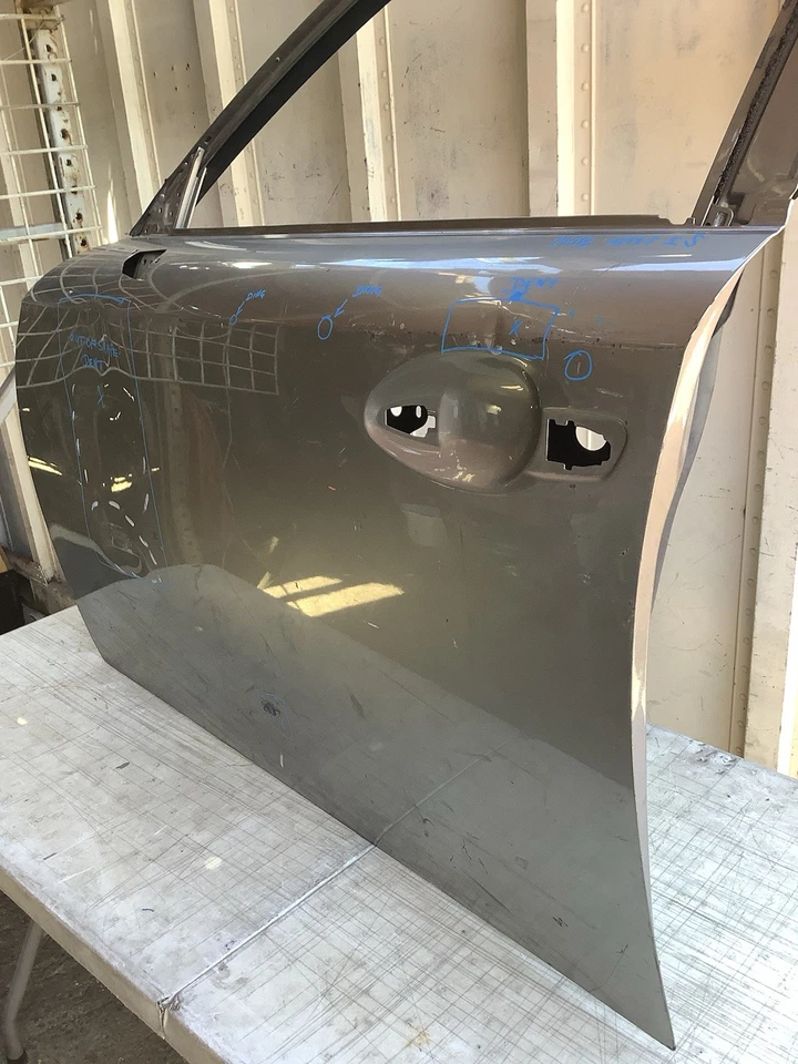 Carcasa de puerta del conductor delantera izquierda OEM Lexus IS200 IS300 IS350 2014-2020 Foto 2 de 4