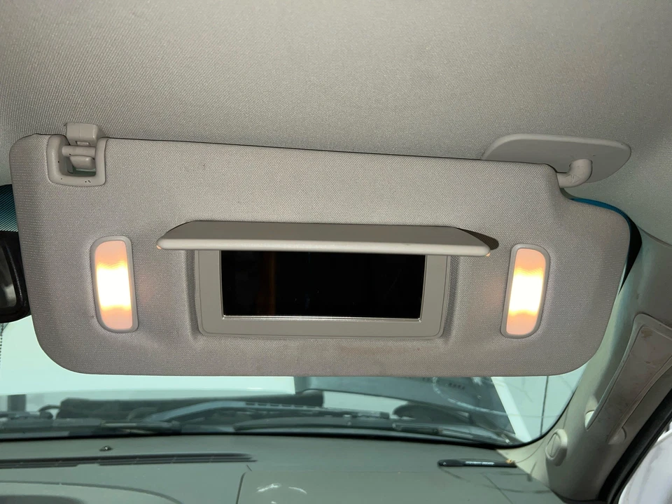 2007 - 2014 Chevy Silverado 2500HD Passenger RH Right Gray Illuminated Sun Visor Foto 2 de 3