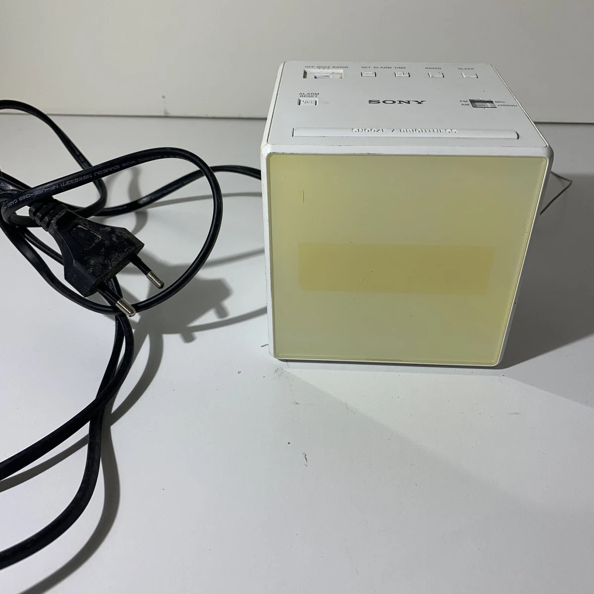 Radio despertador SONY ICF-C1 cubo blanco radio AM/FM en funcionamiento