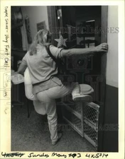 1990 Press Photo Gwen Leininger deliver diapers at Wee Wisdom daycare in Slidell
