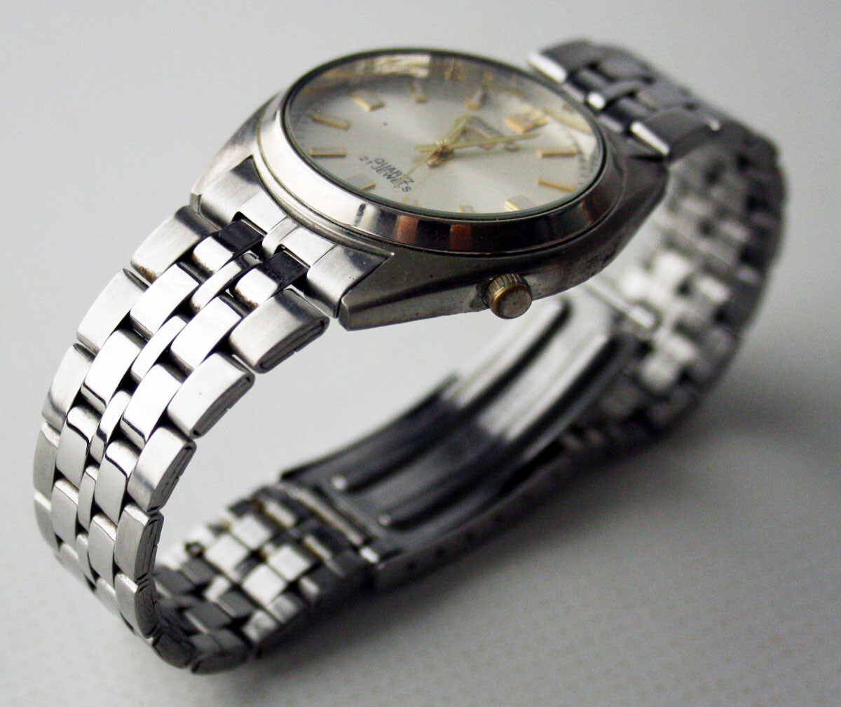 VINTAGE SEIKO QUARTZ 21 JEWELS WRIST WATCH JAPAN 2035 0224R2