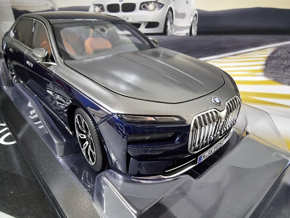 NEW MINICHAMPS BMW MINIATURE i7 OXIDE GREY BLUE DIECAST MODEL 1:18