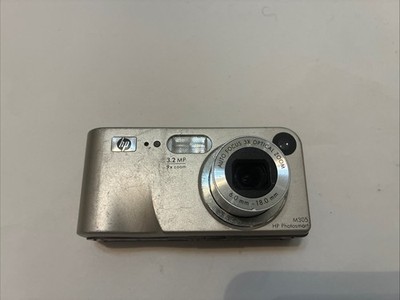 HP PhotoSmart M305 Silver 3.2MP Model FCLSD-0410 Digital Camera (Cracked Screen)
