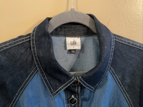 Neu mit Etikett Cabi Composition #6680 leichte Jeansjacke Größe Large - Bild 2 von 7