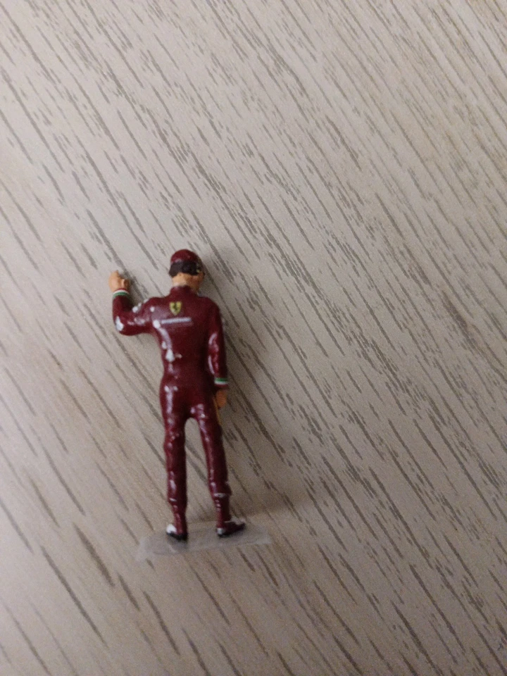 Figurino Scala 1/43 Pilota Formula 1 Sebastian Vettel 1000gp Ferrari - Immagine 3 di 4